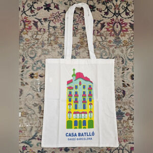 NWT, Casa Batlloʻ Gaudi Barcelona, White Graphic, Tote, bought at the Lo…